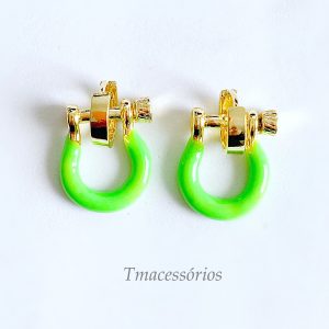 Brinco Argola Quadradinha Pingente Ferradura Verde Neon Banhado em Ouro