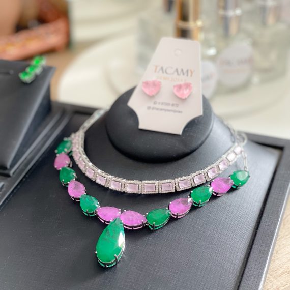 Colar Gravata Gota Luxo Esmeralda Tradicional e Fúcsia Fusion em Ródio Branco