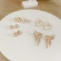 Brinco Earcuff Detalhes Pérolas Cravejado Banhado em Ouro