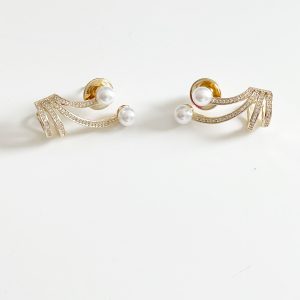 Brinco Earcuff Detalhes Pérolas Cravejado Banhado em Ouro