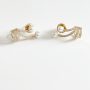Brinco Earcuff Detalhes Pérolas Cravejado Banhado em Ouro
