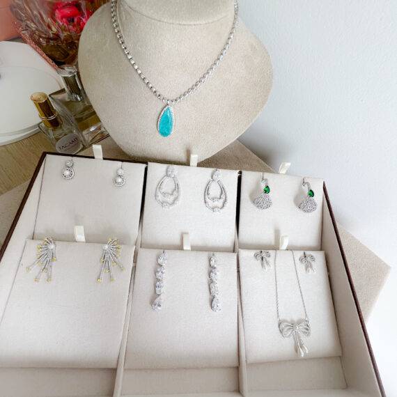 Brinco Curvado Cravejado Gotinha Cristal Esmeralda Banhado em Ródio Branco