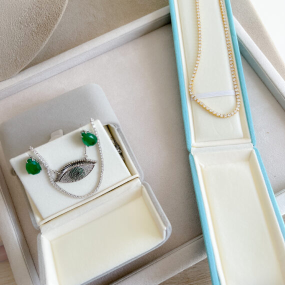 Porta Joias Veludo Cinza Camurça para Brincos e Colares com Veludo Branco por Dentro