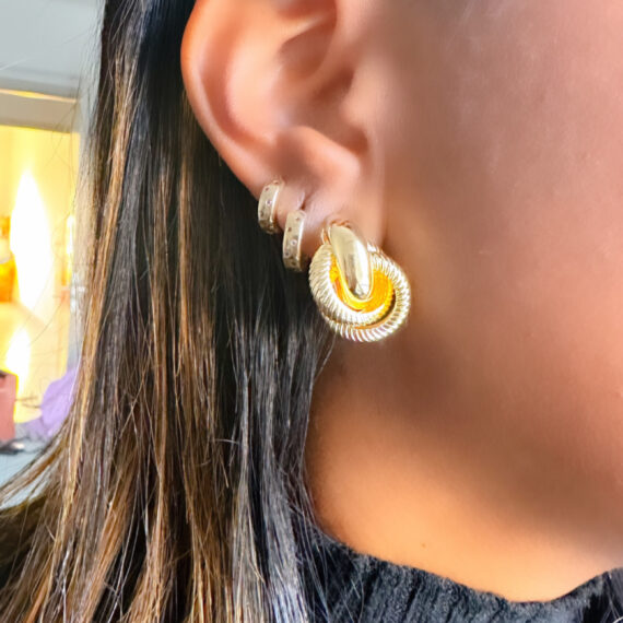 Brinco Detalhes Liso Nó Frisado Banhado em Ouro