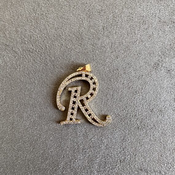Pingente Letra Inicial do Nome Ramano Cravejado Vazado Banhado em Ouro