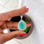 Colar Gota Esmeralda Colombiana Fusion Details Cravação Dupla Gotas Banhado em Ródio Branco