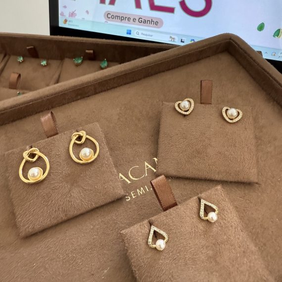 Brinco Coração Alto Relevo Cravejado e com Pérola Banhado em Ouro