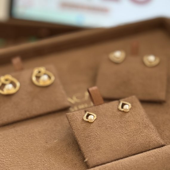 Brinco Coração Alto Relevo Cravejado e com Pérola Banhado em Ouro