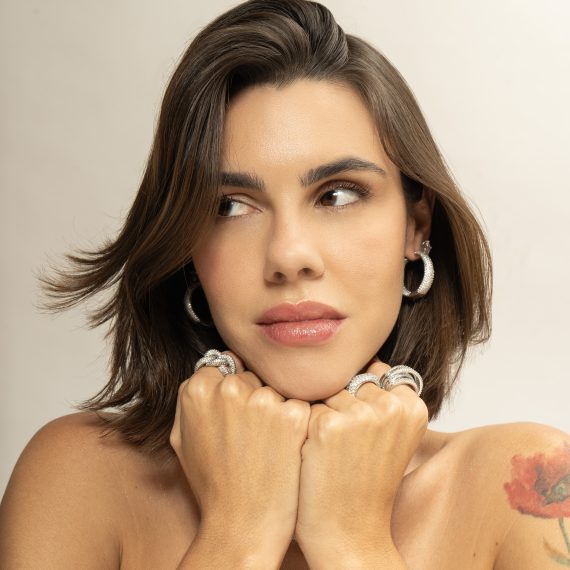 Argola Redonda Cravação Dupla Banhado em Ródio Branco