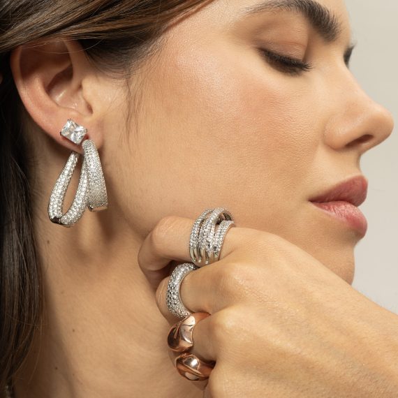 Argola Gota Cravação Dupla Banhado em Ródio Branco