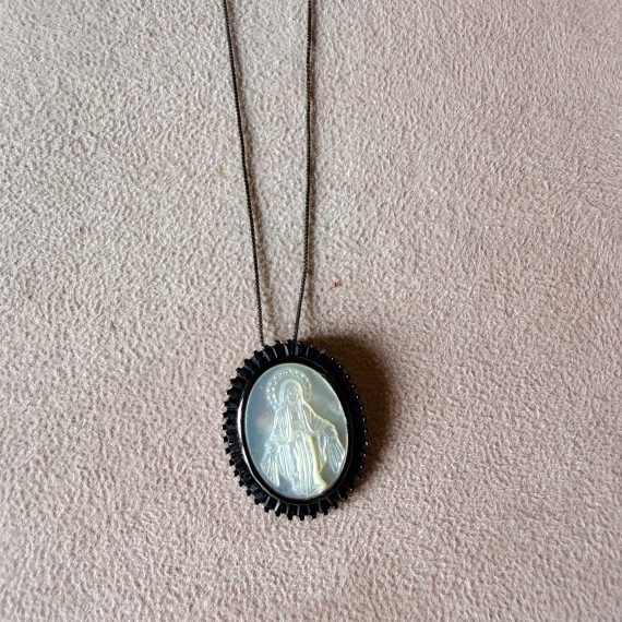 Colar Oval Mandala Nossa Senhora das Graças em Madrepérola Banhado em Ródio Negro