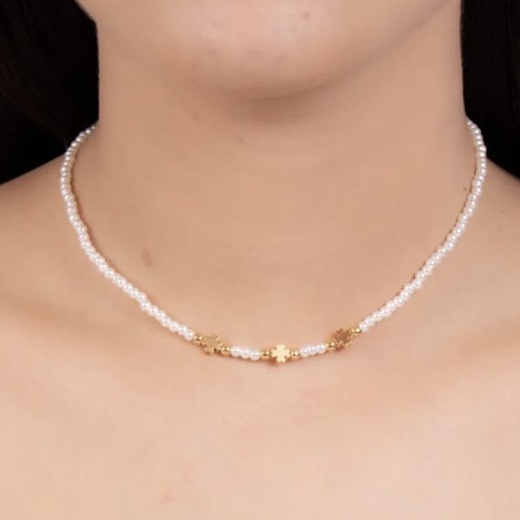 Colar Choker Pérolinhas e Trevos Lisas Banhado em Ouro
