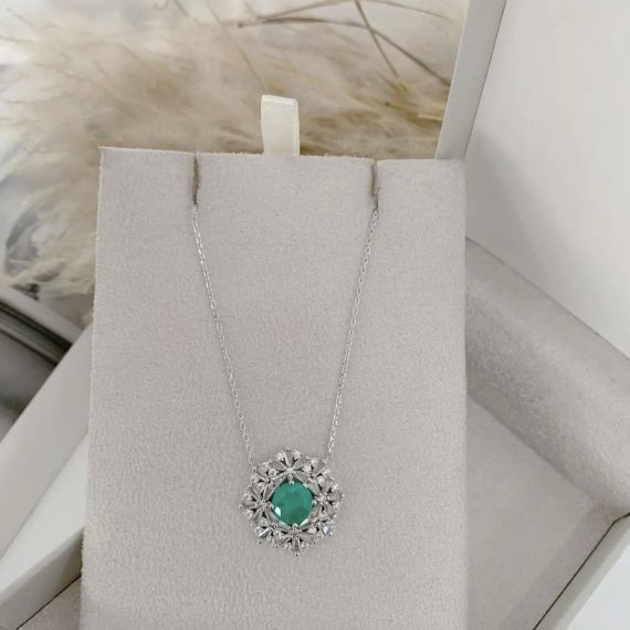 Colar Redondo Detalhes Pedra Turmalina Verde Fusion Banhado em Ródio Branco