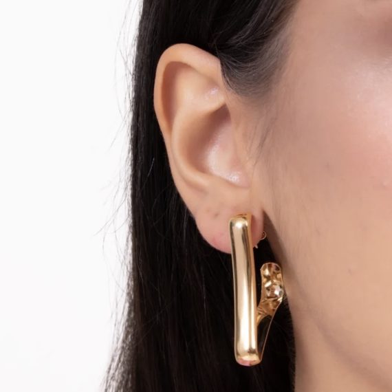 Argola Triangular Vertical Lisa Banhado em Ouro
